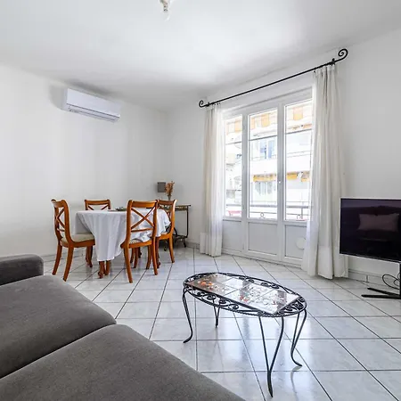Апартаменты Le Connemarra Avec Balcon, Lumineux Et Calme A Cote Du Centre